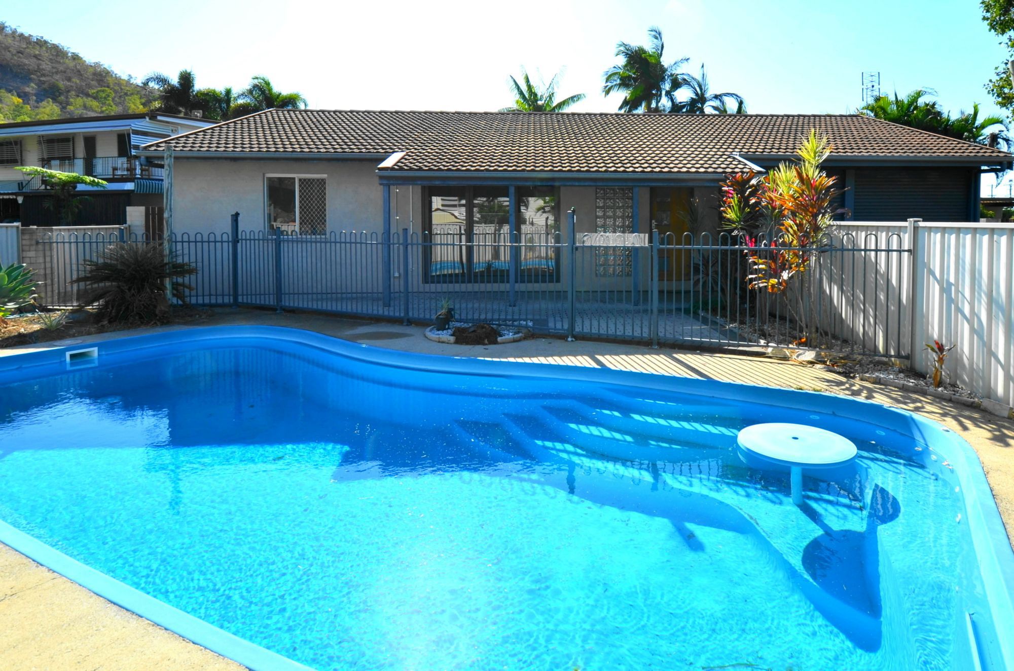 9 Carina Court, MOUNT LOUISA QLD 4814