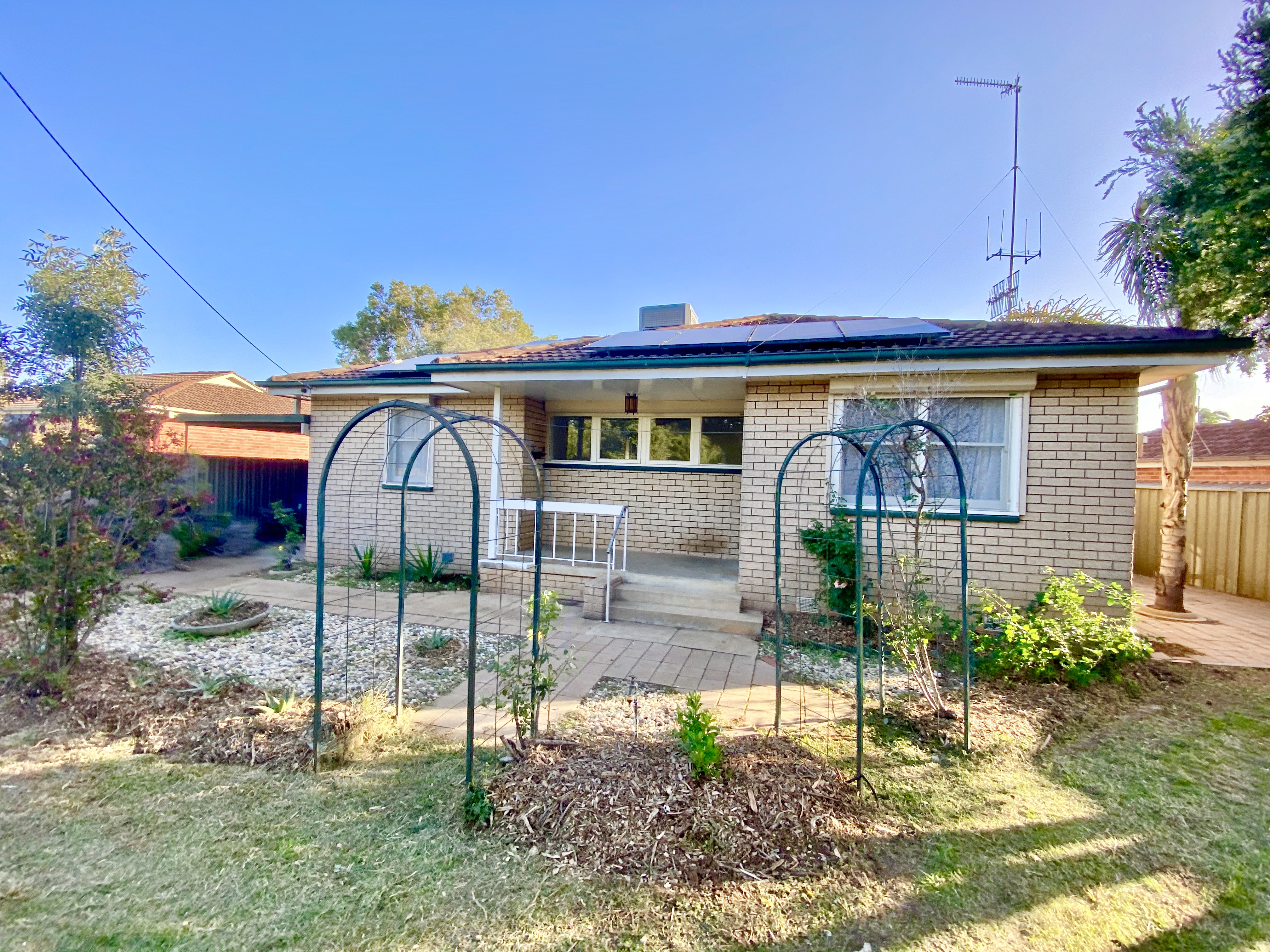 19 ROBERTSON CRESCENT, DENILIQUIN NSW 2710