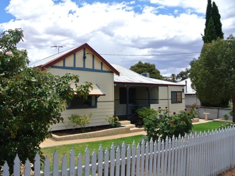32 Lyall Street, LAMINGTON WA 6430