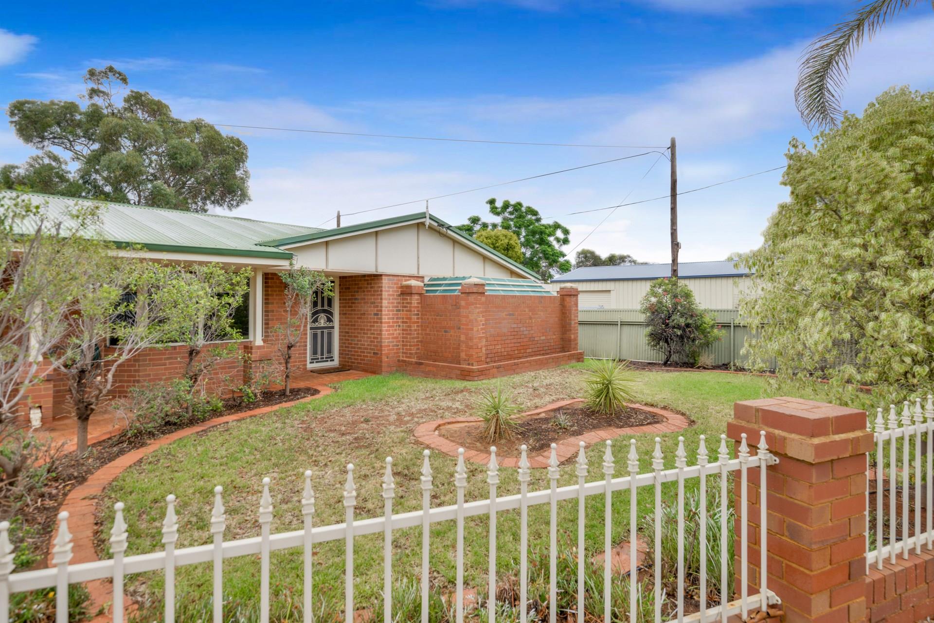 2A Hare Street, LAMINGTON WA 6430