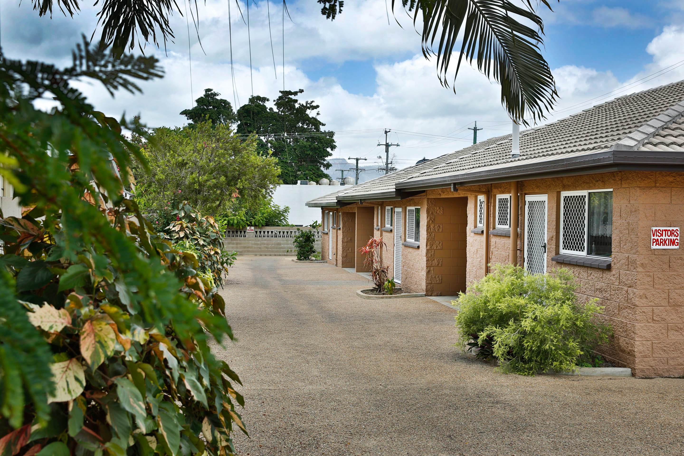 2 / 12 Lamington Rd, WEST END QLD 4810