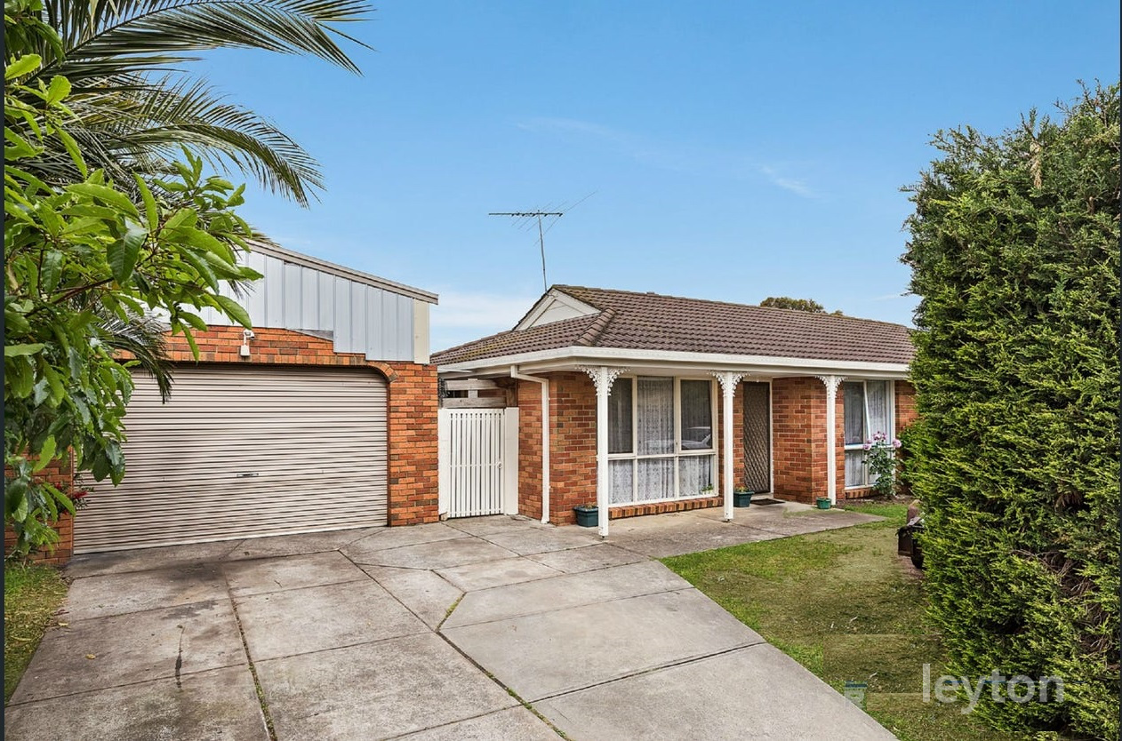 84 Oaktree Drive, HAMPTON PARK VIC 3976
