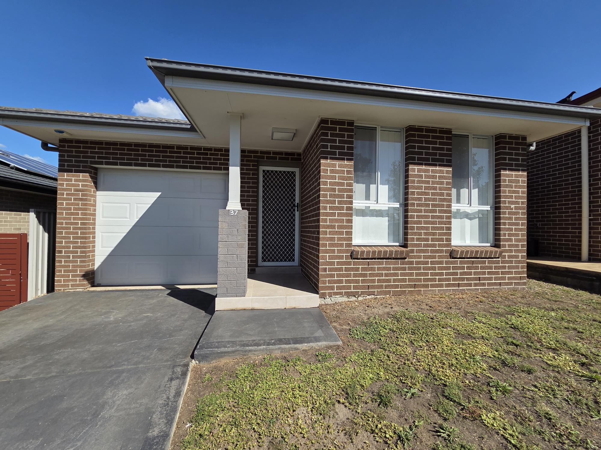 37 Arkley Avenue, CLAYMORE NSW 2559