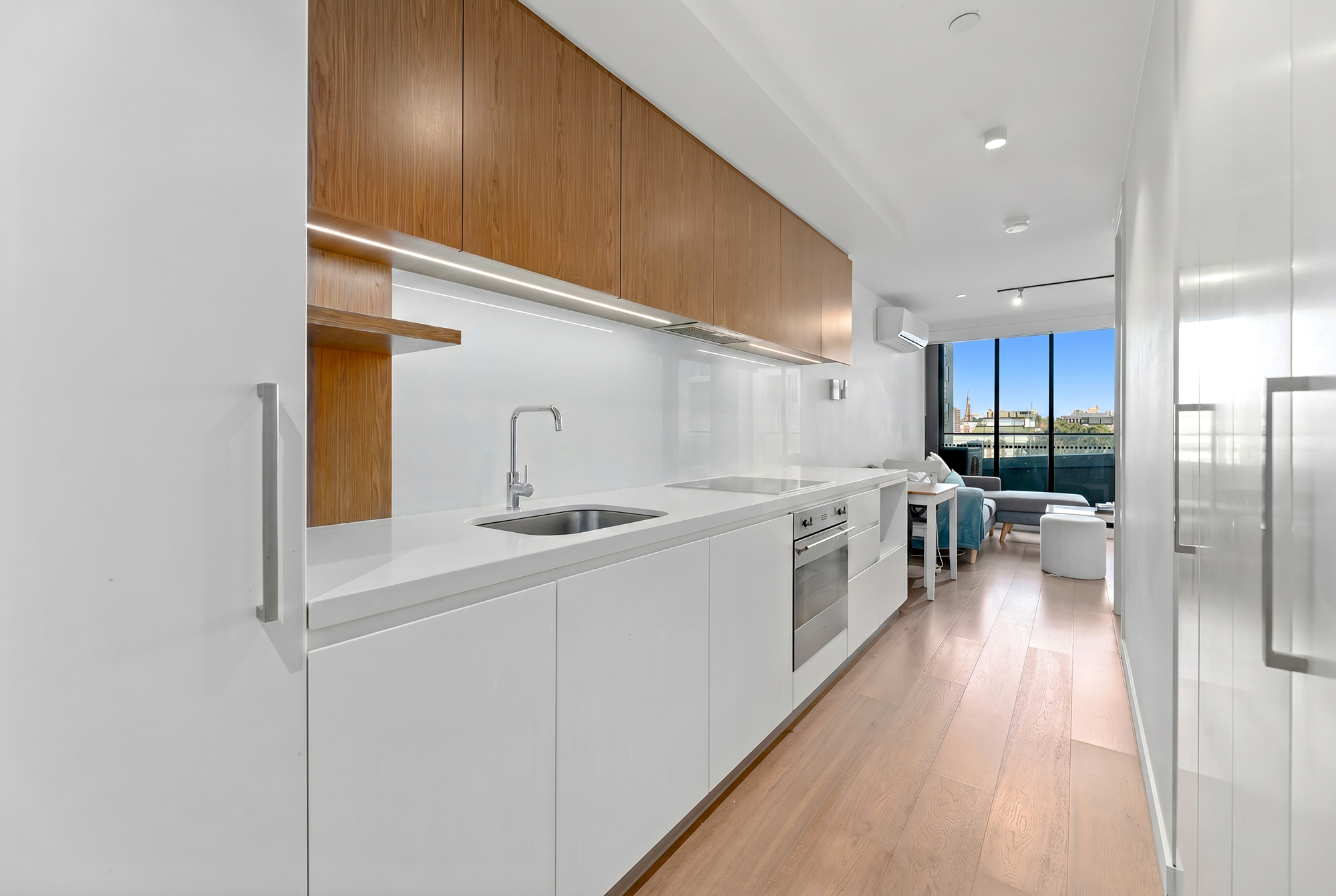 Modern One-Bedroom Apartment in South Yarra — photo 1 of 12