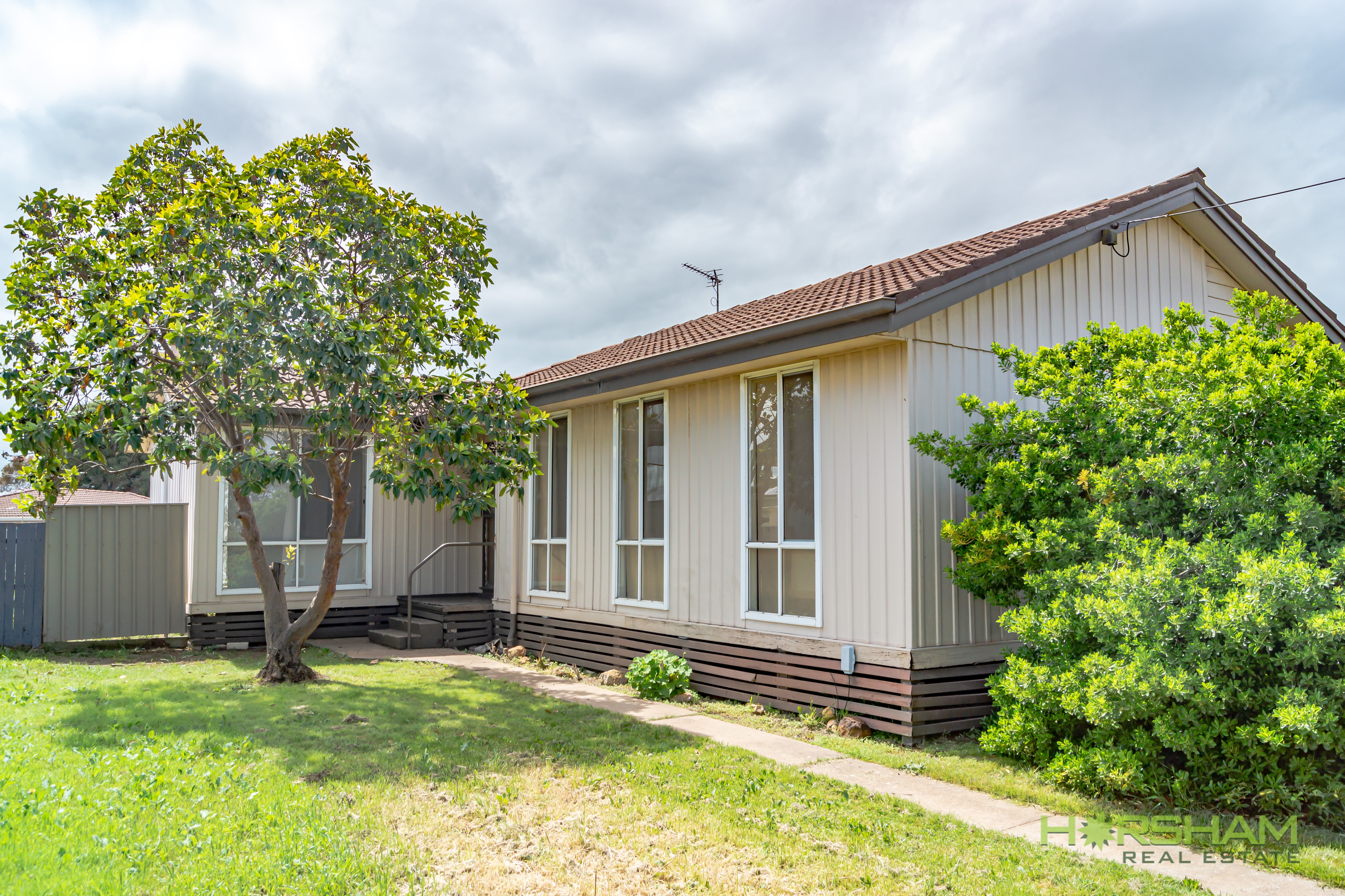 4 Felstead Avenue, HORSHAM VIC 3400