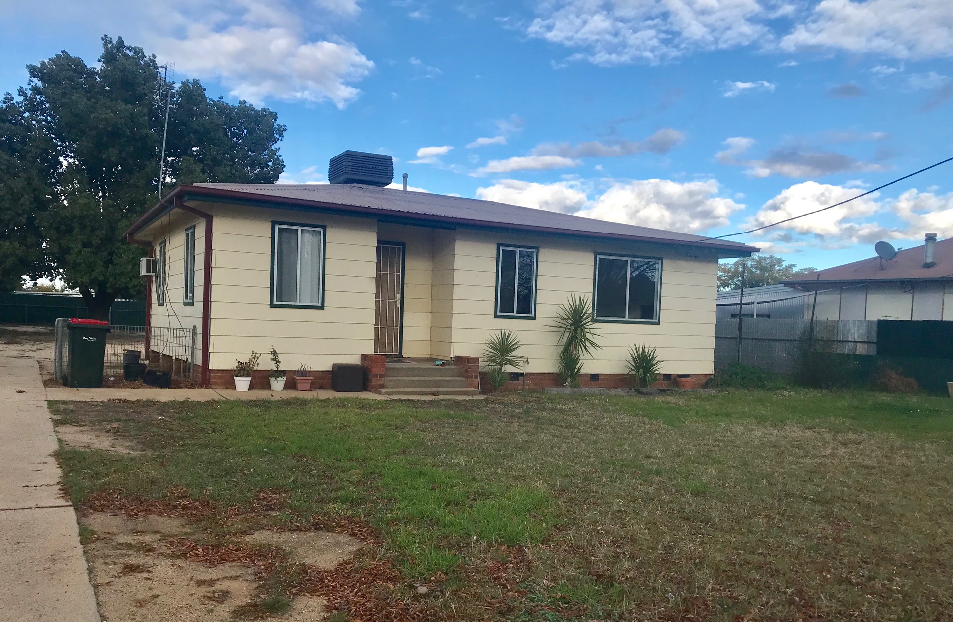 448 MACAULEY STREET, HAY NSW 2711