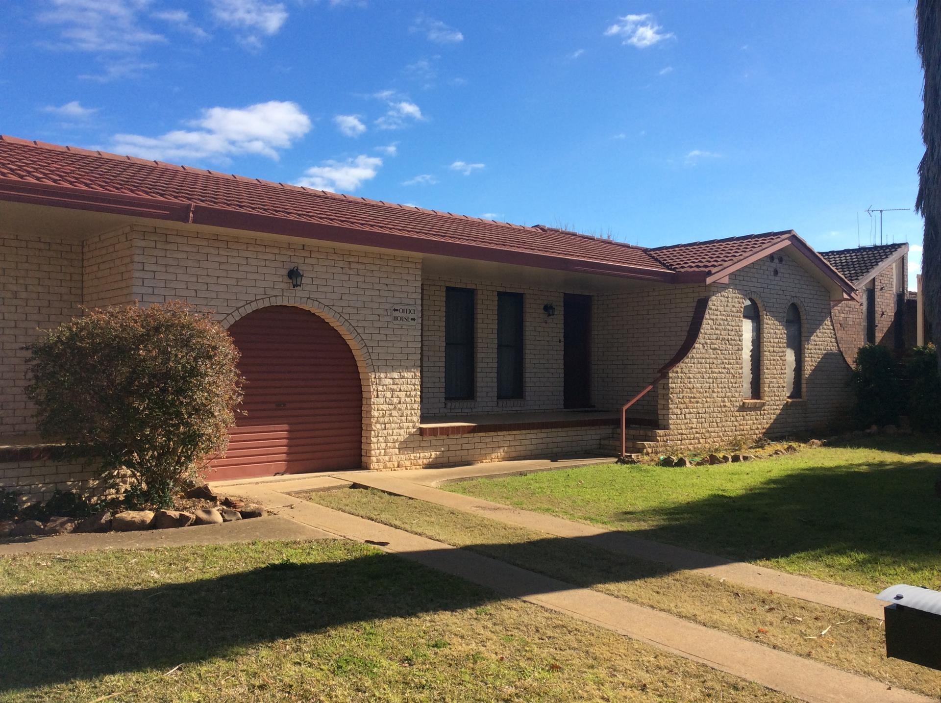 9 Chelsea  Crescent, FORBES NSW 2871