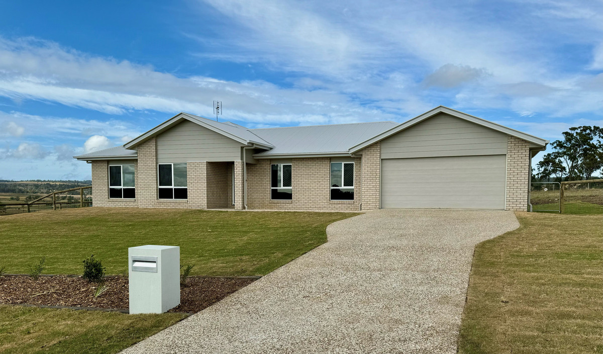 8 Aquila Drive, MERINGANDAN WEST QLD 4352