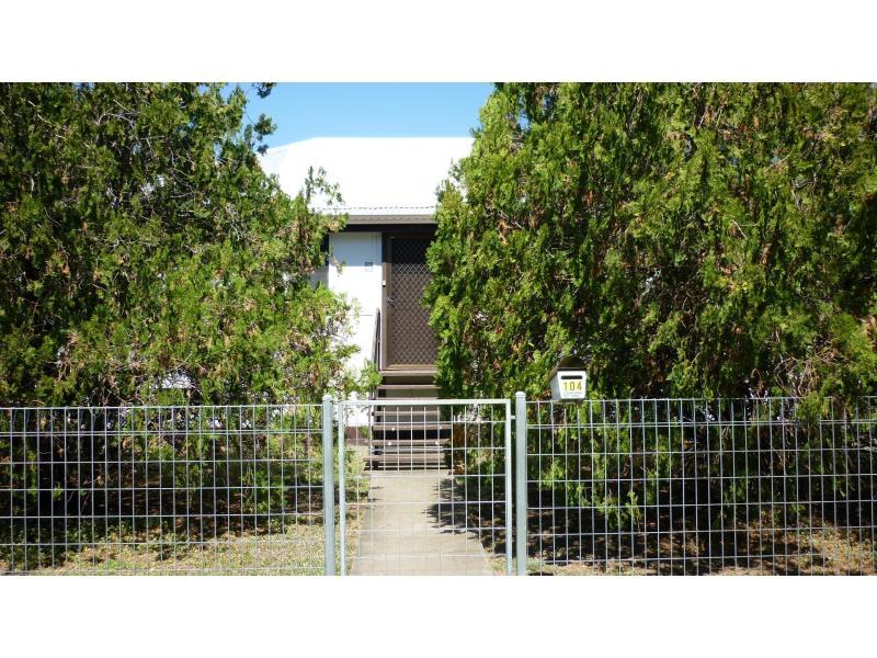 104 Queens Road, HERMIT PARK QLD 4812