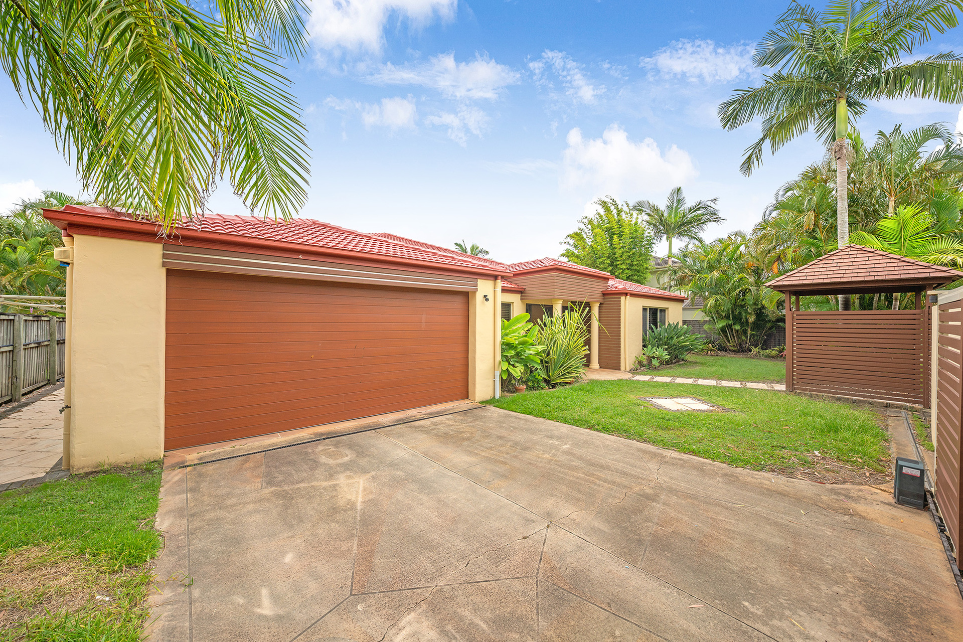 8 Wattlebrush Grove, MOLENDINAR QLD 4214
