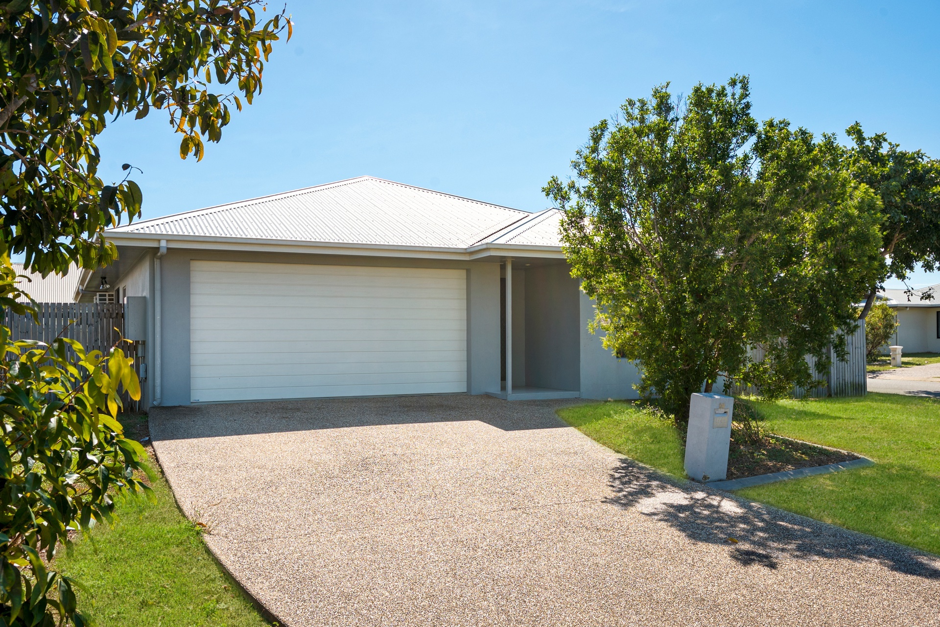 10 Whitehaven Way, MOUNT LOW QLD 4818