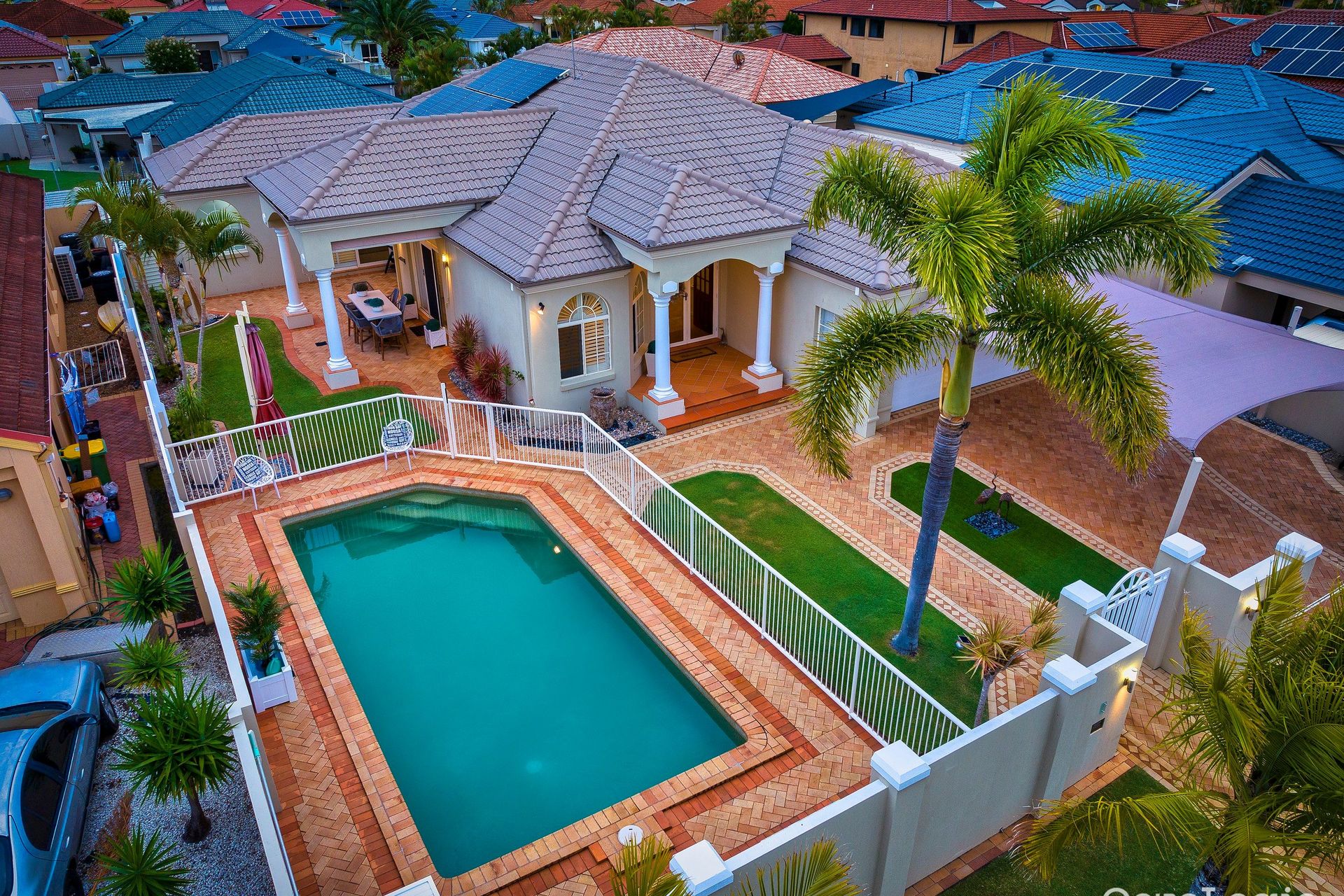 6 Barbara Way, BENOWA QLD 4217
