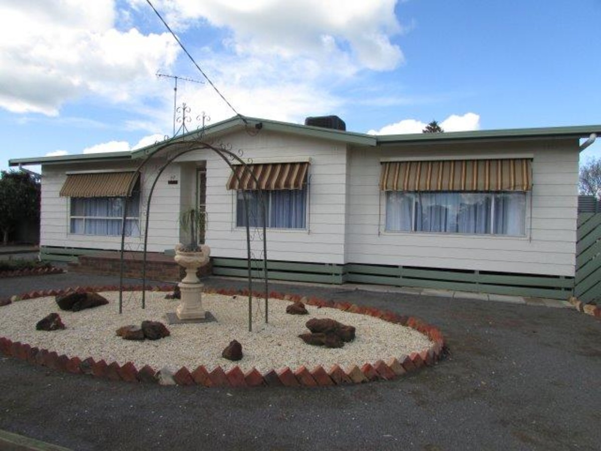 77 Molyneaux Street, WARRACKNABEAL VIC 3393