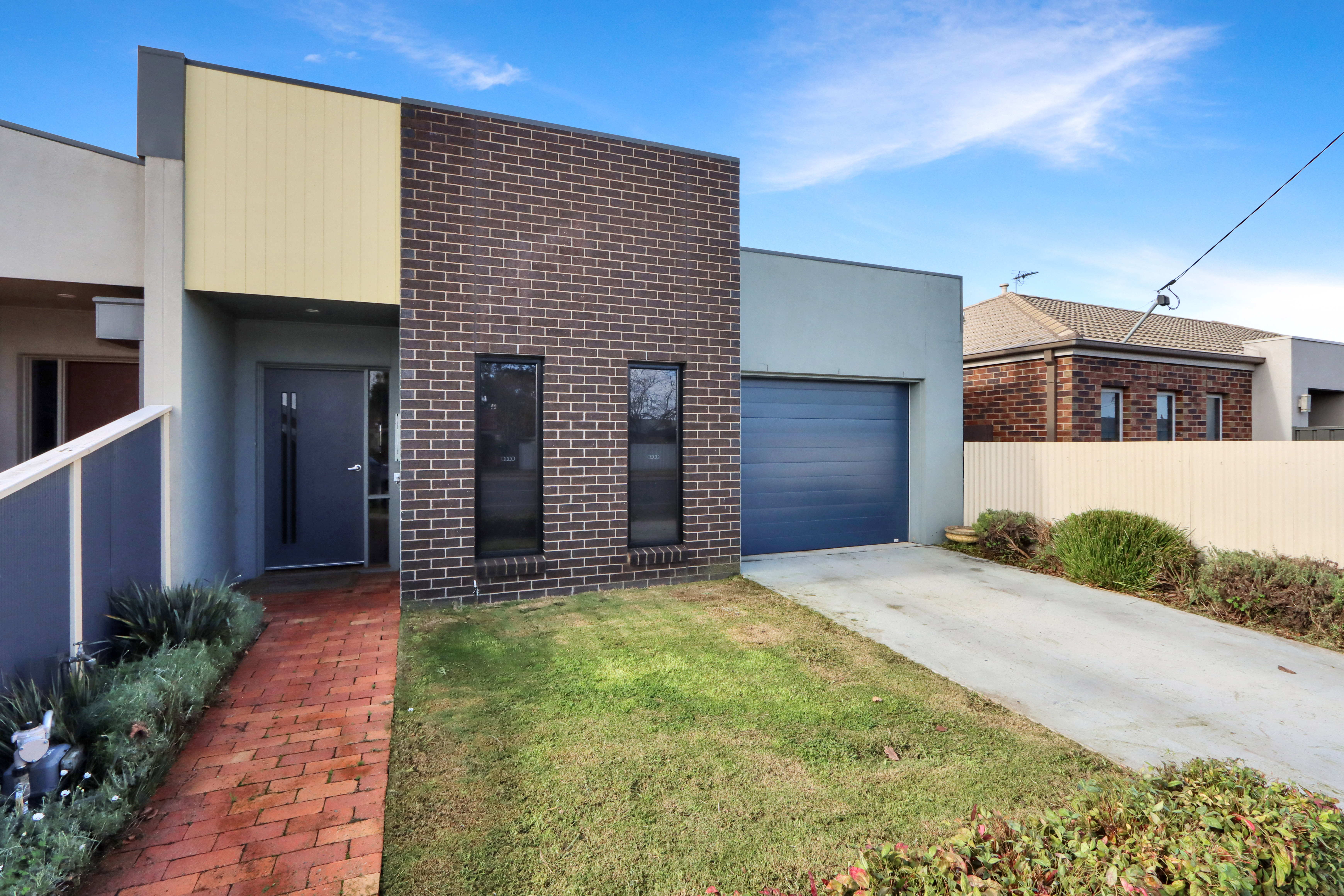 2 / 11 URQUHART STREET, HORSHAM VIC 3400