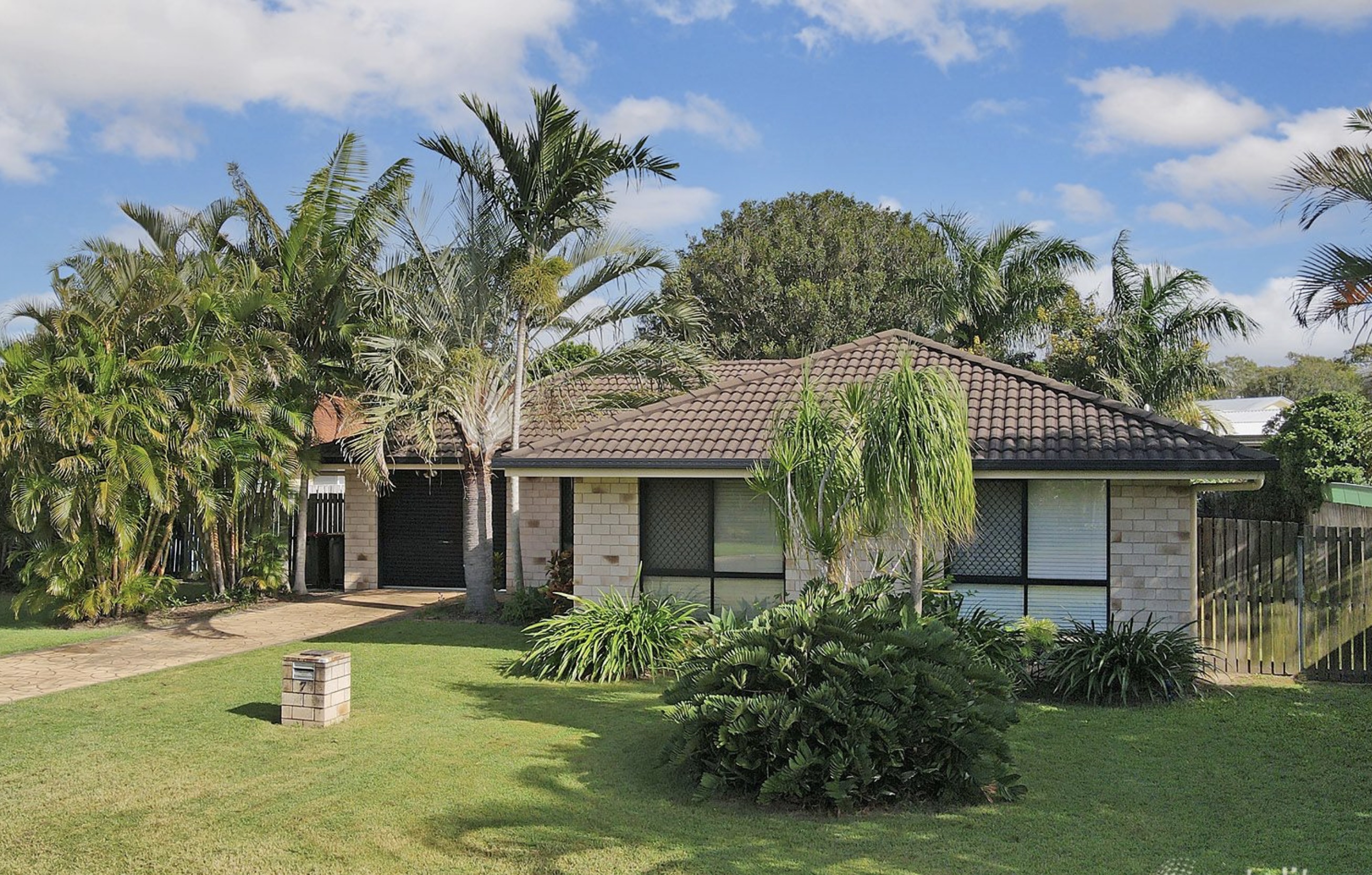 5-7 Aqualine Dr, POINT VERNON QLD 4655