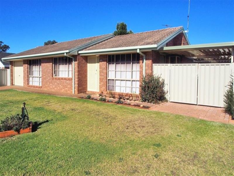 85 Hamlet Cres, ROSEMEADOW NSW 2560