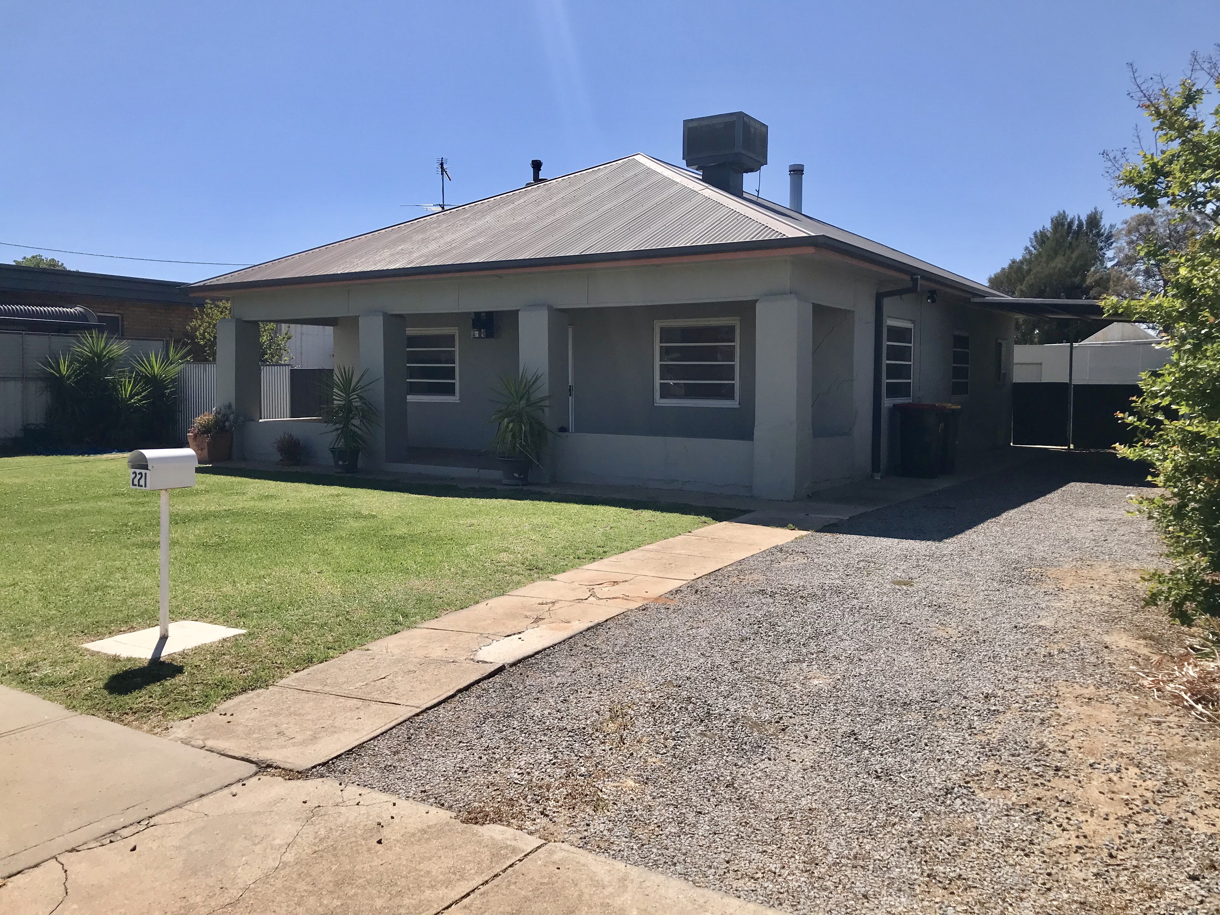 221 PIPER STREET, HAY NSW 2711
