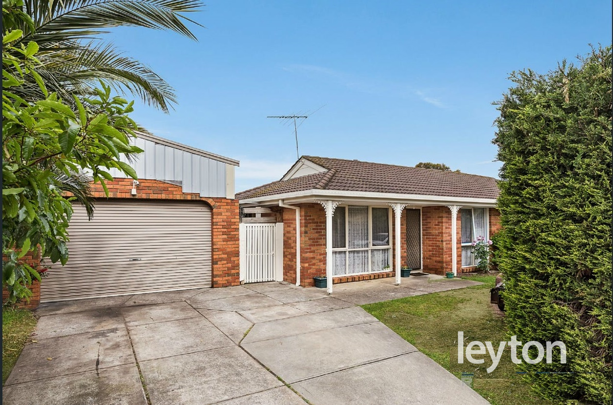 84 Oaktree Drive, HAMPTON PARK VIC 3976