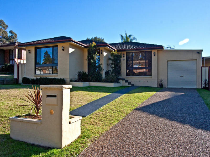 33 Demetrius Rd, ROSEMEADOW NSW 2560