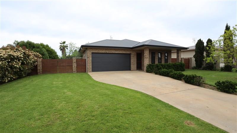 10 Hurford Place, FORBES NSW 2871
