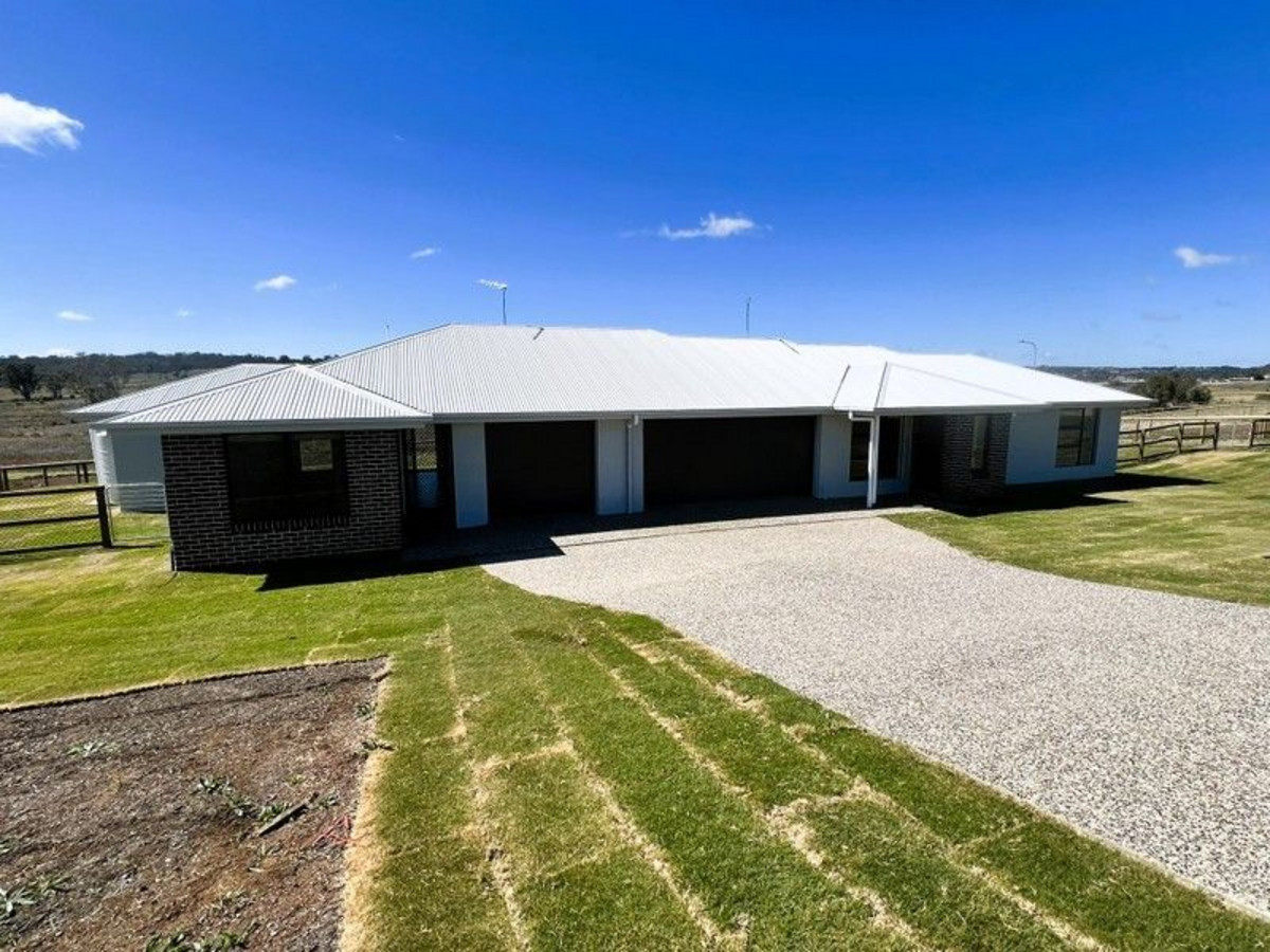 2 / 28 Aquila Drive, MERINGANDAN WEST QLD 4352