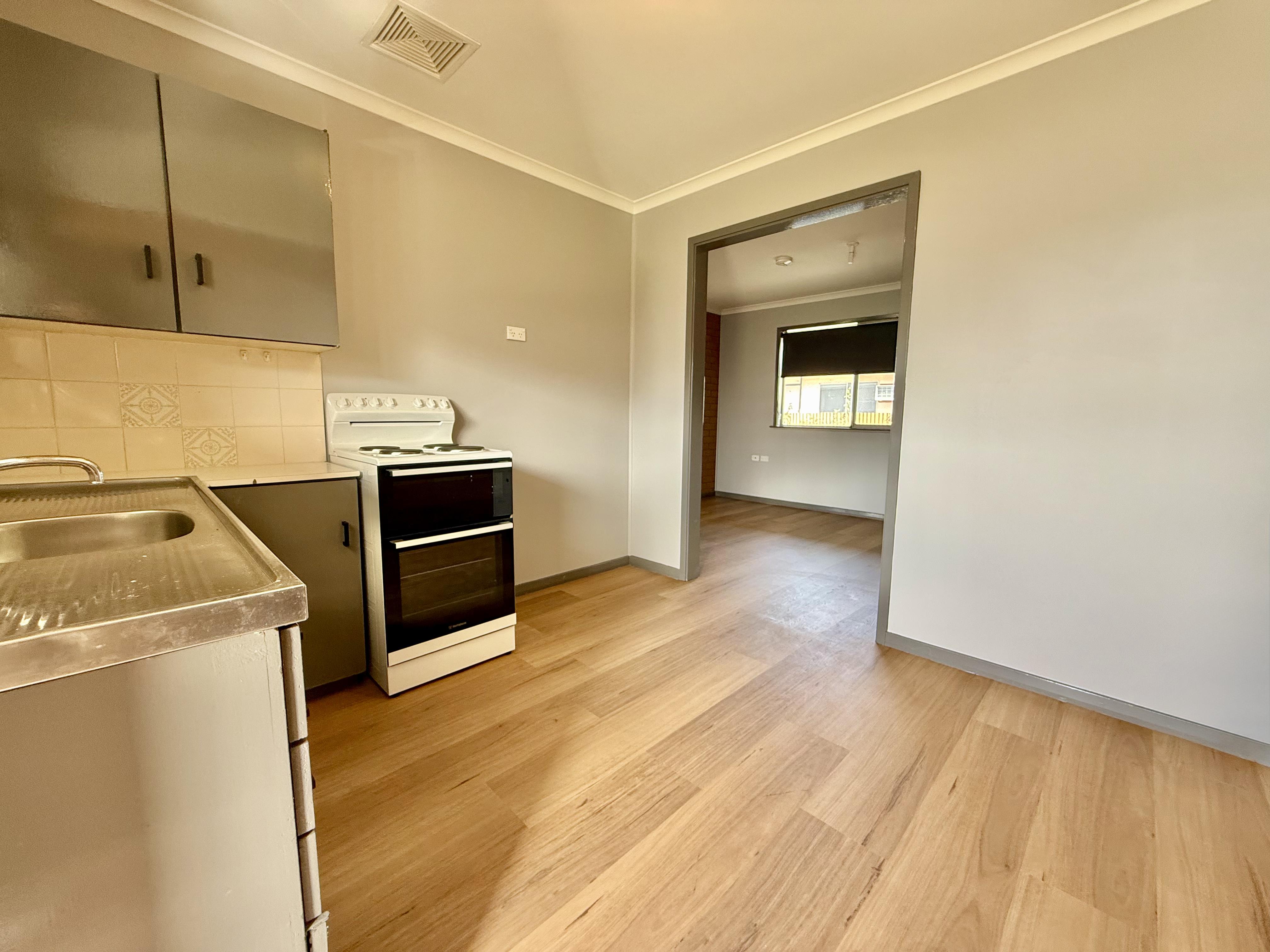 3 / 221 Pine St, HAY NSW 2711