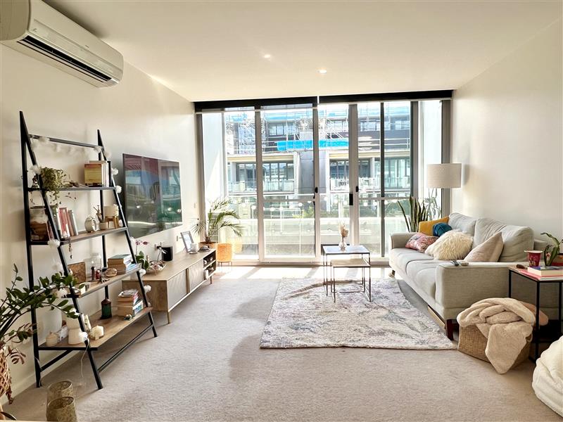 318/50 Eastlake Parade, Kingston