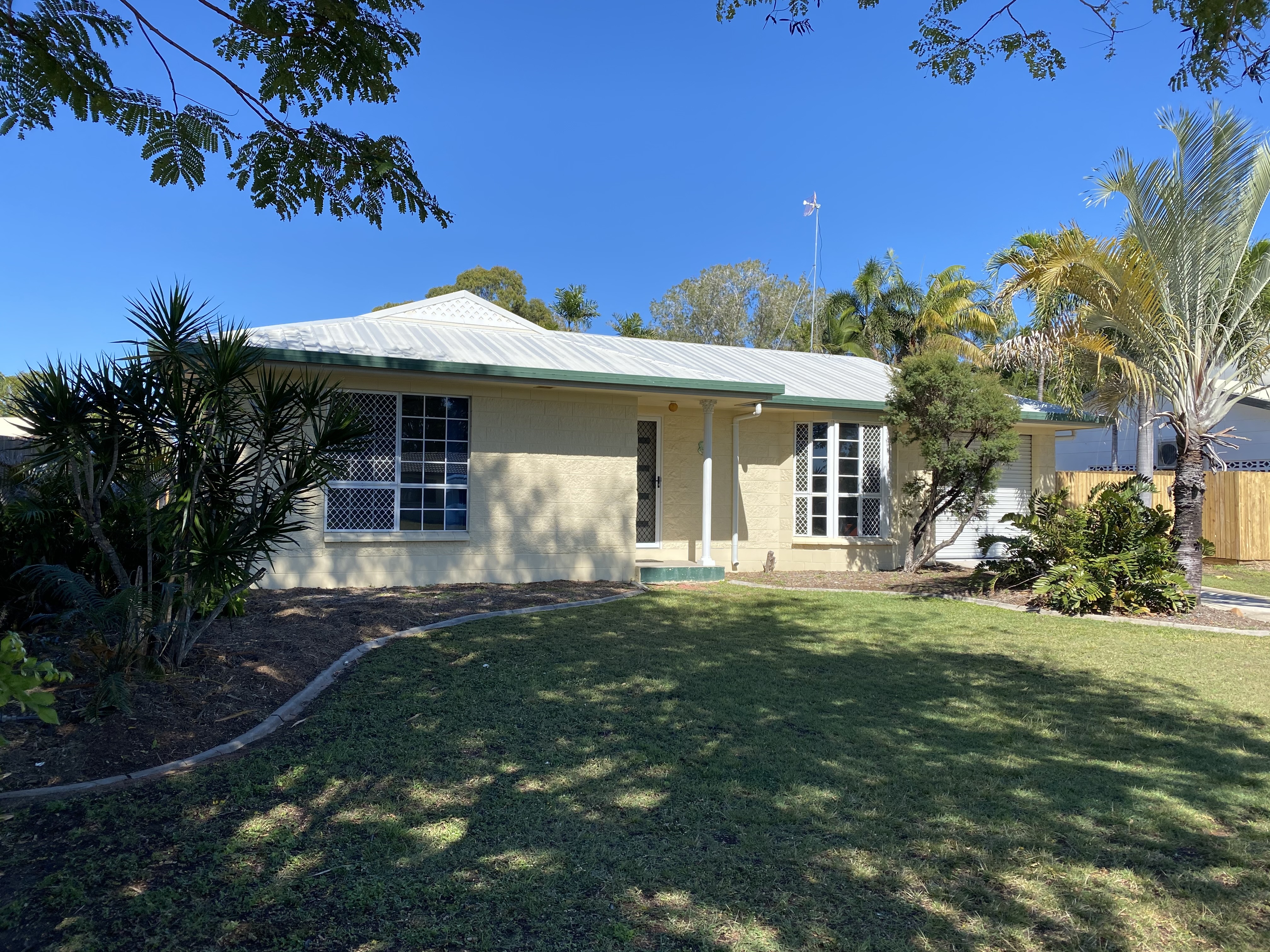 8 Canterbury Road, KIRWAN QLD 4817
