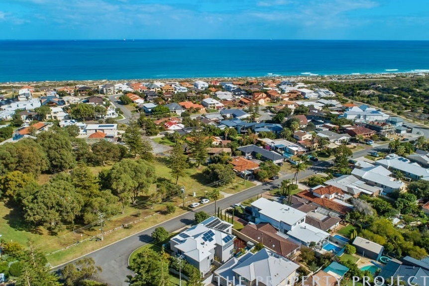 7 Peet Crescent Trigg WA 6029