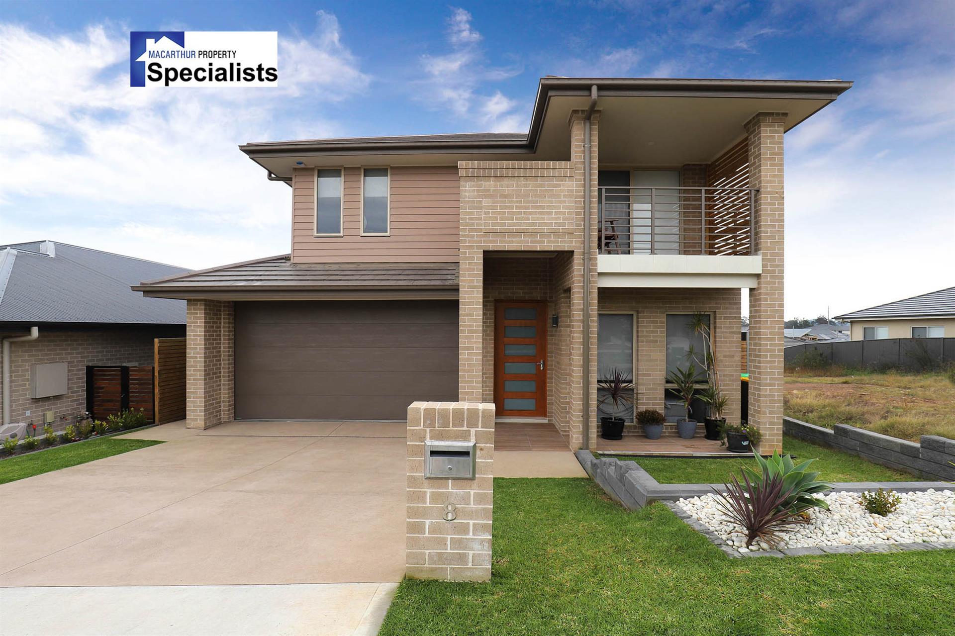 8 Buckingham  Loop, ORAN PARK NSW 2570