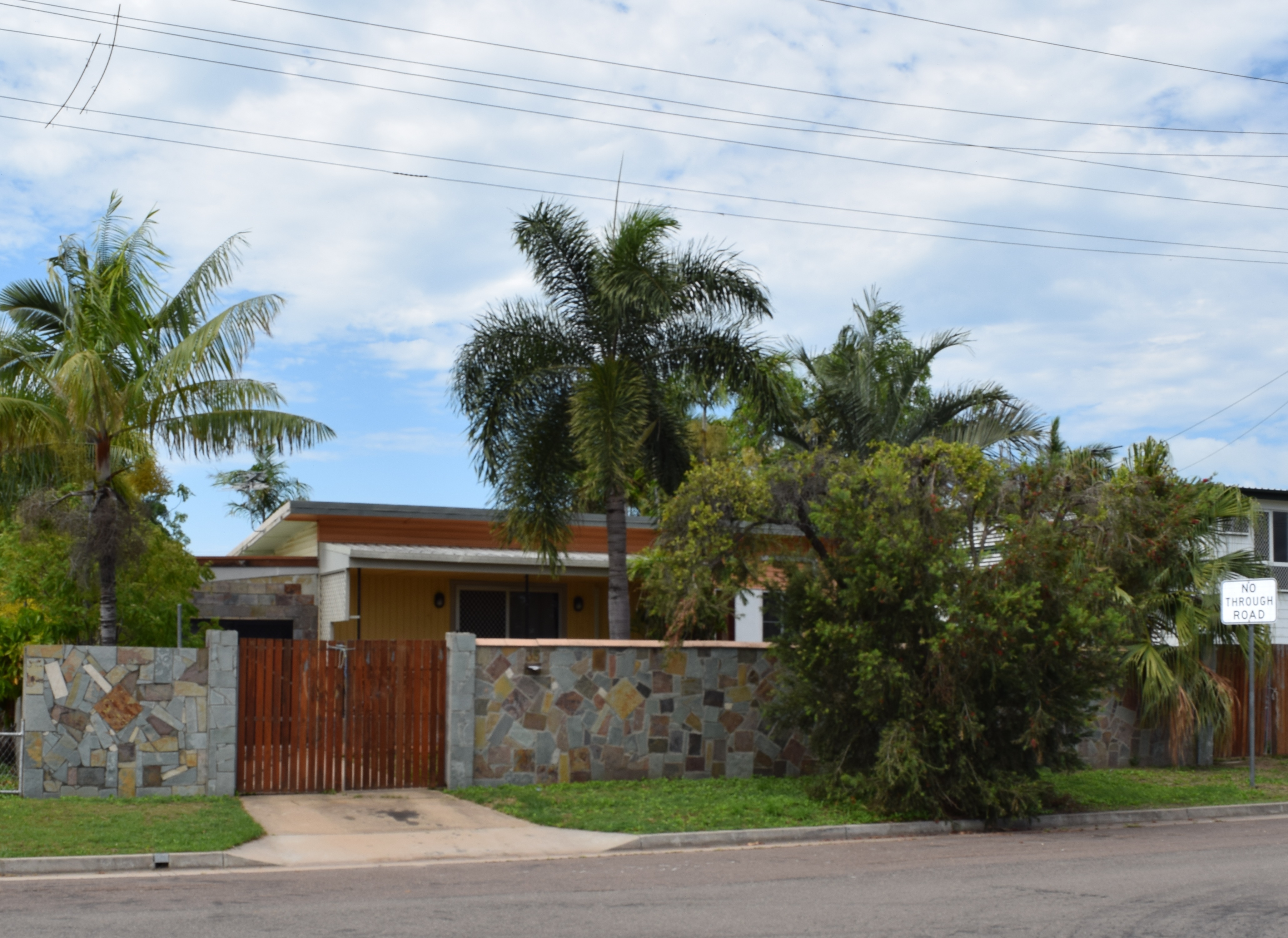 35 Montgomery Street, WEST END QLD 4810