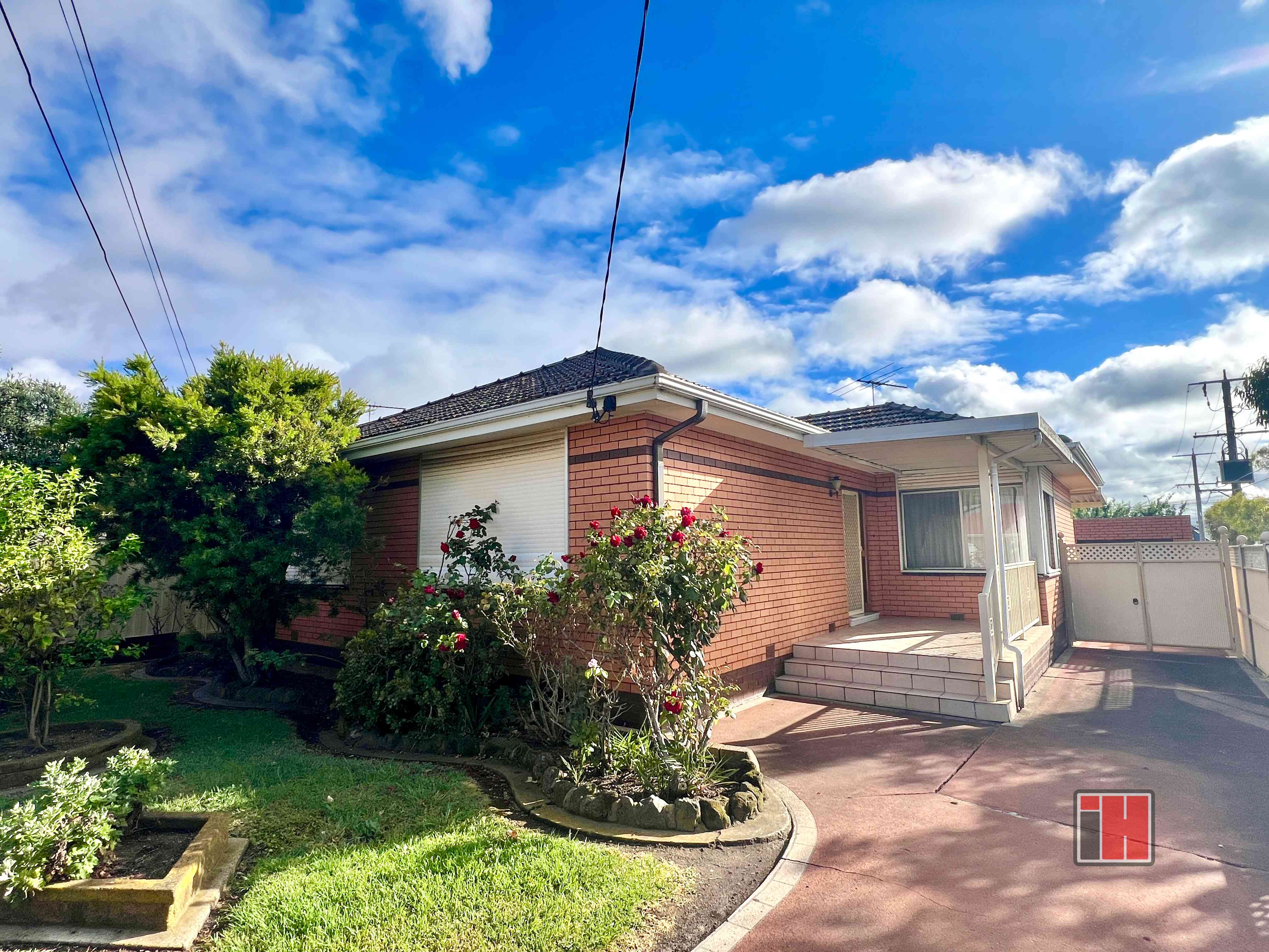 22 Lake Street, AVONDALE HEIGHTS VIC 3034