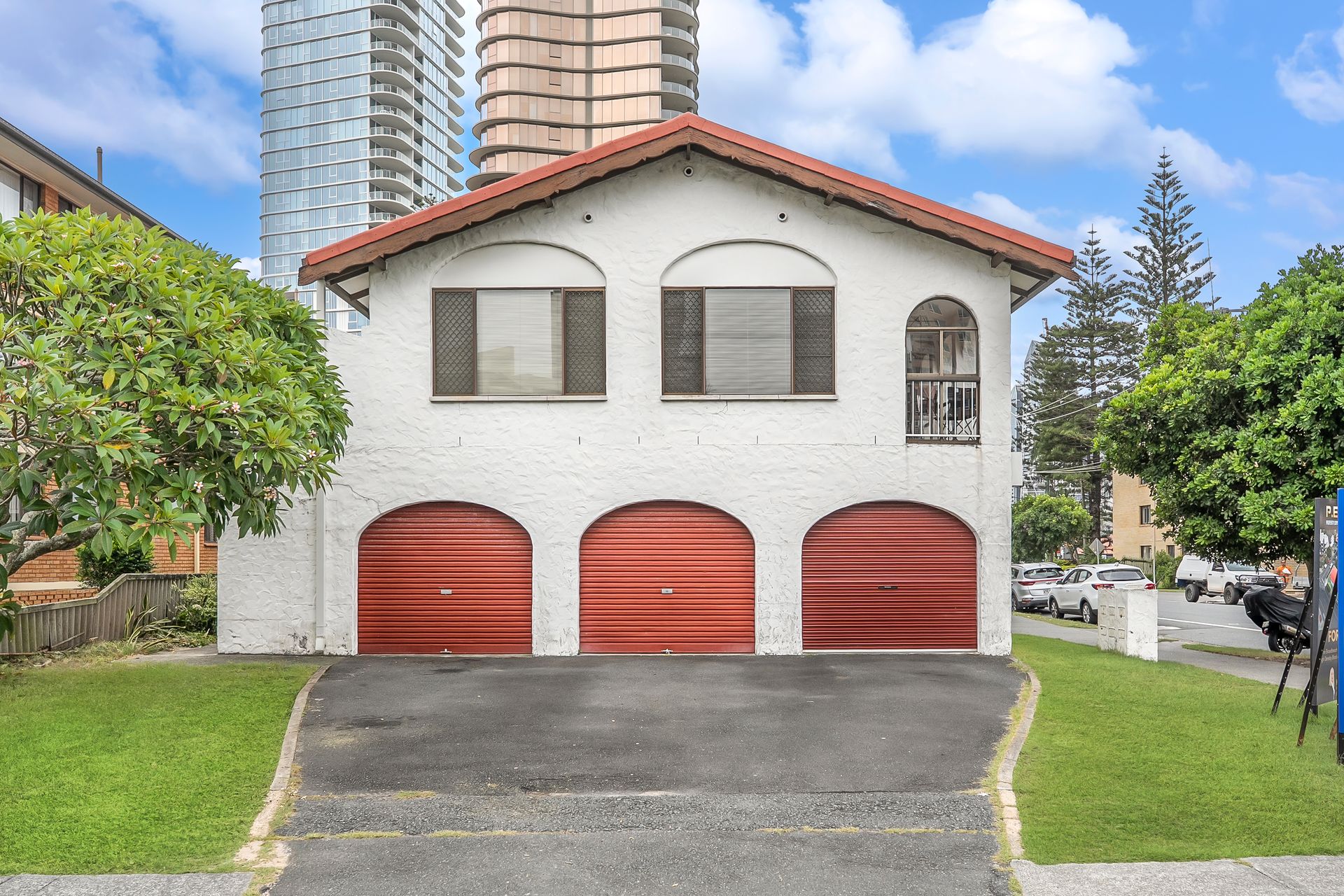2 / 142 Surf Parade, BROADBEACH QLD 4218