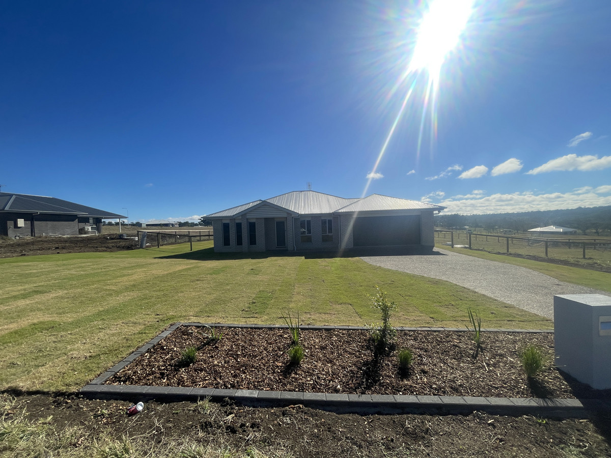 9 Aquila Drive, MERINGANDAN WEST QLD 4352