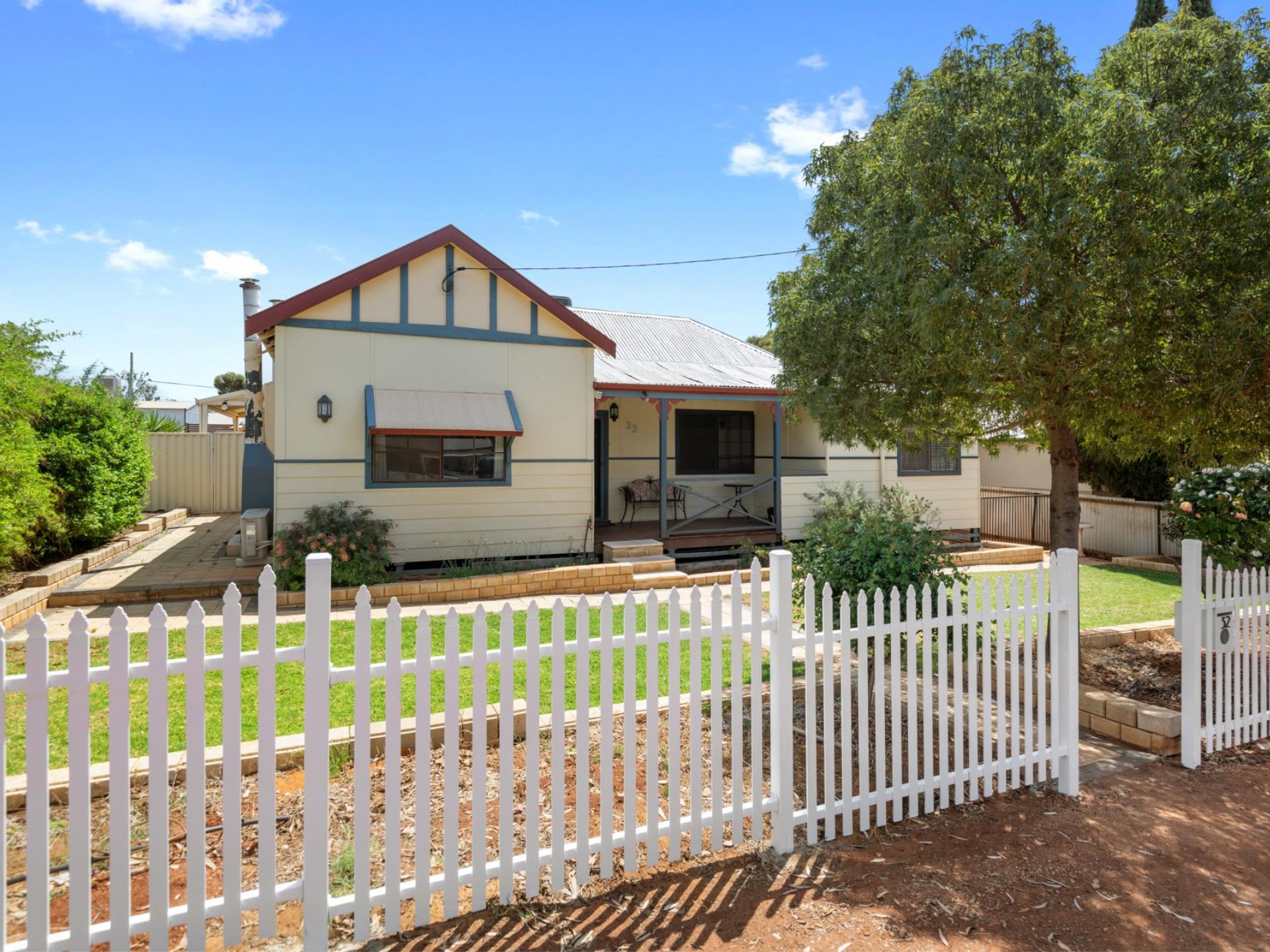 32 Lyall Street, LAMINGTON WA 6430