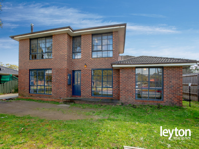 11 Bemersyde Drive, BERWICK VIC 3806