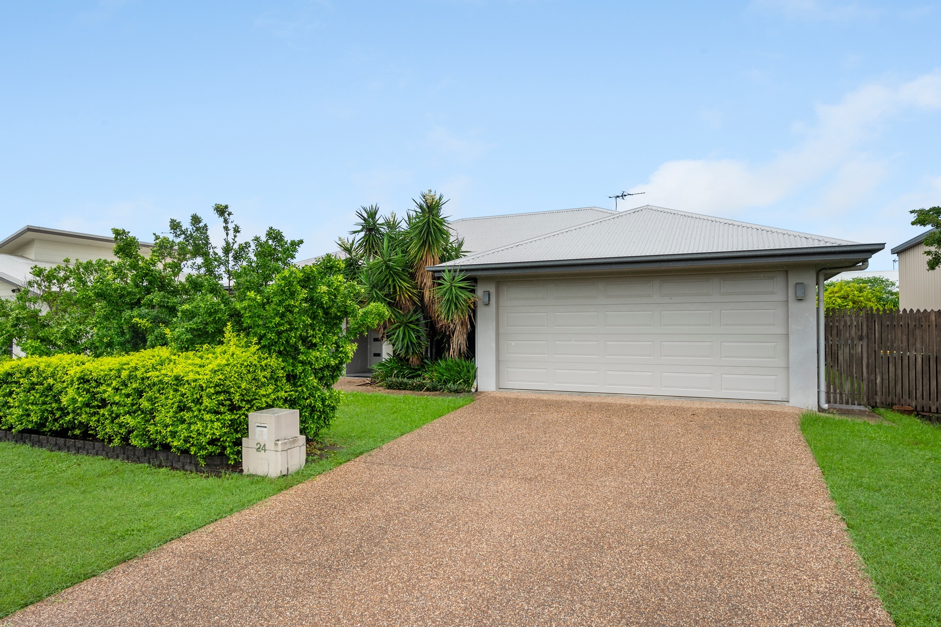 24 Tahlia Cct, MOUNT LOUISA QLD 4814