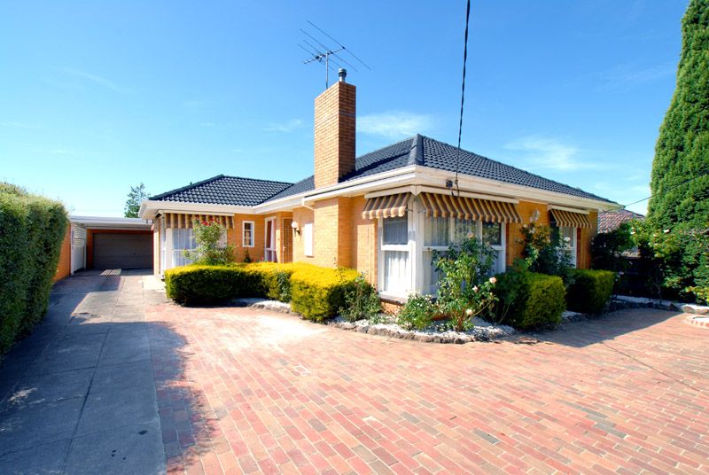 132 Blackburn Road, GLEN WAVERLEY VIC 3150