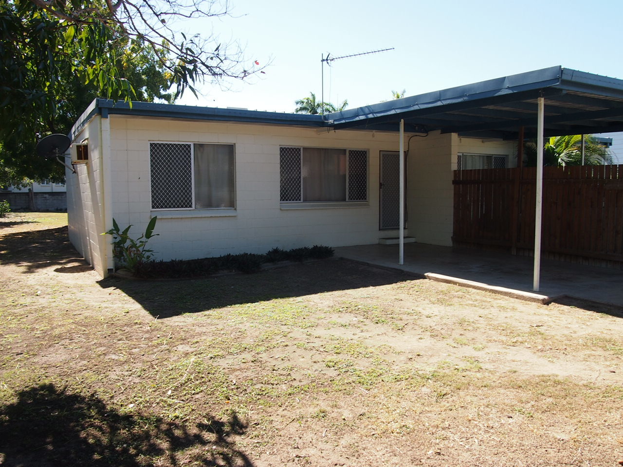 Unit 2 / 8 Bent St, MUNDINGBURRA QLD 4812